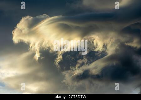 Wolkenformationen bei Sonnenuntergang im englischen Lake District Stockfoto