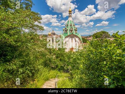 Rom zeigt Dutzende wundervolle Kirchen. Hier insbesondere Santa Caterina martyre, eine der wenigen russisch-orthodoxen Kirchen in Rom Stockfoto