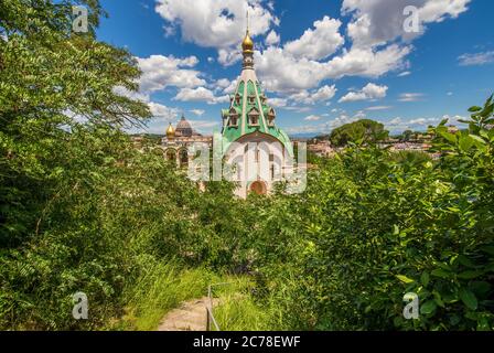 Rom zeigt Dutzende wundervolle Kirchen. Hier insbesondere Santa Caterina martyre, eine der wenigen russisch-orthodoxen Kirchen in Rom Stockfoto