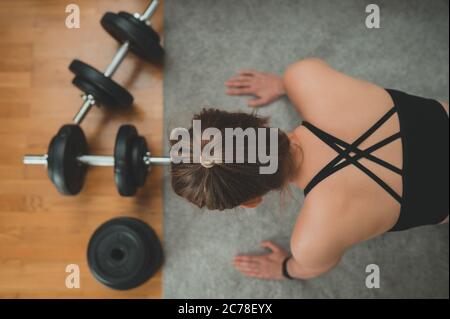 Frau macht Push-up-Übungen. Home Fitness-Trainingskonzept. Stockfoto