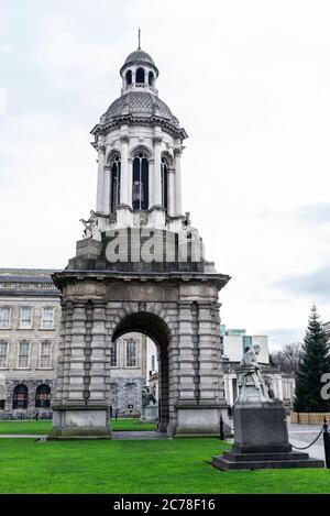 Statue von George Salmon und der Campanile, beide auf dem Parliament Square des Trinity College, offiziell das College der Heiligen und ungeteilten Dreifaltigkeit von Q Stockfoto