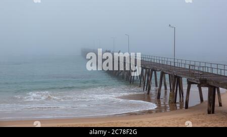 Der Hafen noarlunga mit einem schweren Morgennebel in Port noarlunga South australia am 14 2020. juli Stockfoto