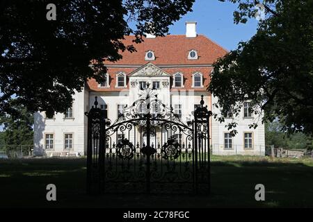 Ivenack, Deutschland. Juli 2020. Ein altes gusseisernes Tor steht im Park vor dem Schloss. Quelle: Bernd Wüstneck/dpa-Zentralbild/dpa/Alamy Live News Stockfoto