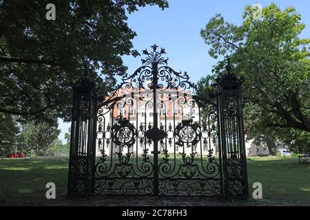 Ivenack, Deutschland. Juli 2020. Ein altes gusseisernes Tor steht im Park vor dem Schloss. Quelle: Bernd Wüstneck/dpa-Zentralbild/dpa/Alamy Live News Stockfoto