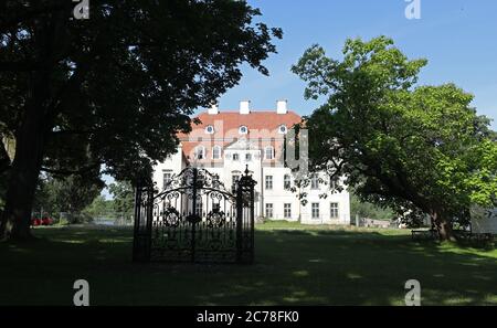 Ivenack, Deutschland. Juli 2020. Ein altes gusseisernes Tor steht im Park vor dem Schloss. Quelle: Bernd Wüstneck/dpa-Zentralbild/dpa/Alamy Live News Stockfoto