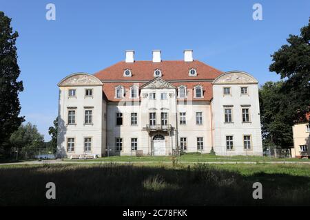 Ivenack, Deutschland. Juli 2020. Das alte Schloss in Ivenack. Quelle: Bernd Wüstneck/dpa-Zentralbild/dpa/Alamy Live News Stockfoto