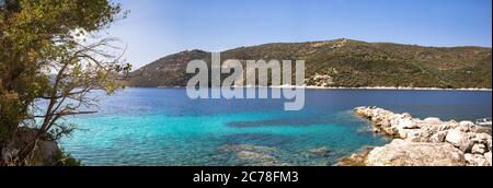 Wunderschönes Meer in der Nähe des Mikros Gialos Strand im Dorf Poros, Insel Lefkada, Griechenland. Stockfoto