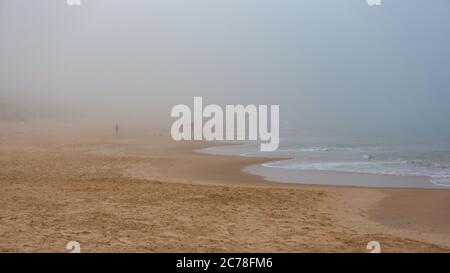 Der Strand von Port noarlunga mit starkem Morgennebel in Port noarlunga South australia am 14 2020. juli Stockfoto