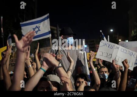 Ein Demonstranten hält ein Plakat hoch, auf dem steht: "Liebendes Israel, das sich von Bibi trennt" während einer Demonstration vor dem Premierminister der offiziellen Residenz Benjamin Netanjahu in der Balfour Straße, um gegen seine Korruption und seine fortgesetzte Regierungsführung zu protestieren. Jerusalem Israel Stockfoto