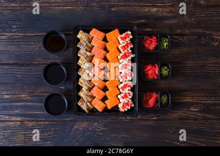 Set von verschiedenen Arten von Sushi-Rollen für Gourmets Stockfoto