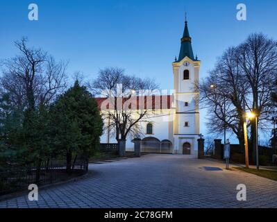 Kirche in der Stadt Senec - Slowakei bei Nacht Stockfoto