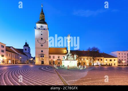 Trnava Stadt - Slowakei, Hauptplatz mit Turm Stockfoto