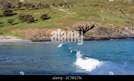 Am 14 2020. Juli bricht eine Welle am schönen Blowhole Beach im Deep Creek Conservation Park in South Australia Stockfoto