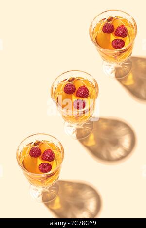 Sangria mit Sommerfrüchten und Beeren in hartem Sonnenlicht. Stockfoto