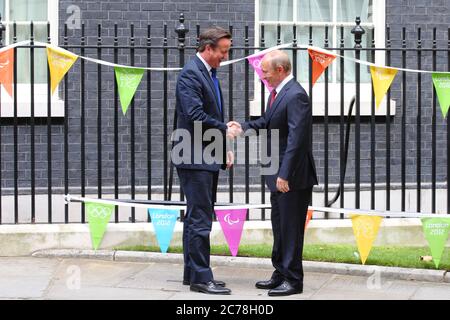 Premierminister David Cameron trifft den russischen Präsidenten Wladimir Putin in der Downing Street Nr. 10, dem ersten Besuch der russischen Präsidenten im Vereinigten Königreich seit 9 Jahren. 2. August 2012 --- Bild von © Paul Cunningham Stockfoto