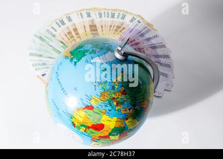 Bamberg, Deutschland 13. Juli 2020: Symbolische Bilder - 2020 mehrere Tausend Euro in bar mit den Werten von 500 Euro, 200 Euro, 100 Euro und 50 Euro liegen unter dem Globus, wo man Europa betrachtet. Weltweit eingesetzt Stockfoto