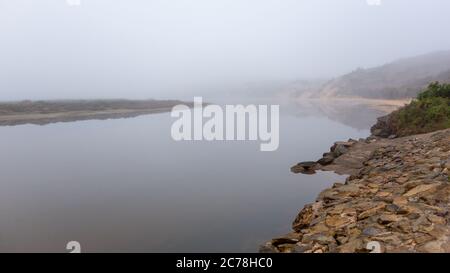 Ein sehr ruhiger onkaparinga-Fluss mit einem schweren Morgennebel im Hafen noarlunga South australia am 14 2020. juli Stockfoto