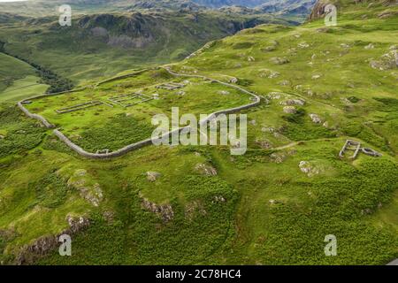 Hardknott Römische Festung ist eine archäologische Stätte, die Überreste der römischen Festung Mediobogdum, auf der westlichen Seite des Hardknott Pass in der eng Stockfoto