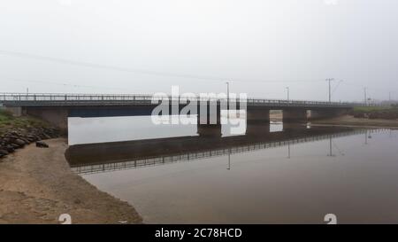 Eine sehr ruhige onkaparinga Flussbrücke mit einem schweren Morgennebel in Port noarlunga South australia am 14 2020. juli Stockfoto