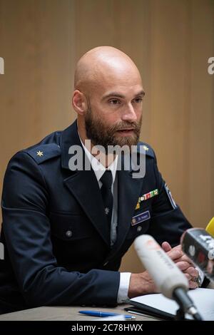 Berlin, Deutschland. Juli 2020. Oskar Vurgun, Brandenburger Polizei, spricht bei einer Pressekonferenz in der Berliner Staatsanwaltschaft über die Verhaftung eines mutmaßlichen Serienvergewaltigers. Seit Wochen hat ein Serienvergewaltiger in Berlin und Brandenburg Angst gemacht. Jetzt haben Polizei und Staatsanwaltschaft eine erfolgreiche Durchsuchungs-Suche angekündigt. Quelle: Fabian Sommer/dpa/Alamy Live News Stockfoto