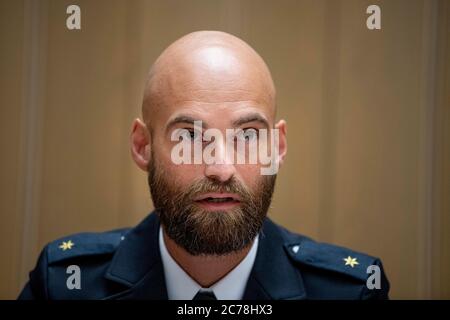 Berlin, Deutschland. Juli 2020. Oskar Vurgun, Brandenburger Polizei, spricht bei einer Pressekonferenz in der Berliner Staatsanwaltschaft über die Verhaftung eines mutmaßlichen Serienvergewaltigers. Seit Wochen hat ein Serienvergewaltiger in Berlin und Brandenburg Angst gemacht. Jetzt haben Polizei und Staatsanwaltschaft eine erfolgreiche Durchsuchungs-Suche angekündigt. Quelle: Fabian Sommer/dpa/Alamy Live News Stockfoto