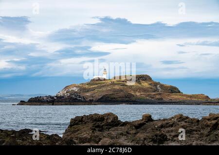 Blick auf den Leuchtturm auf Fidra Island im Firth of Forth, vor der Ostküste von Lothian, Schottland, Großbritannien Stockfoto