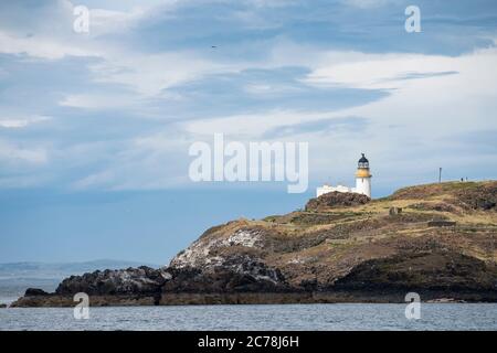 Blick auf den Leuchtturm auf Fidra Island im Firth of Forth, vor der Ostküste von Lothian, Schottland, Großbritannien Stockfoto