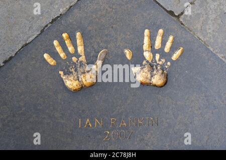 Ian Rankin Handprints , eine der Edinburgh Award Handprints außerhalb von City Chambers in der Altstadt von Edinburgh, Schottland, Großbritannien. Mit Handabzügen von Well Stockfoto