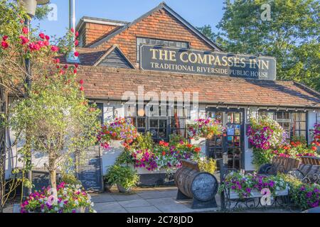 Das Flussufer Kompasse Inn im Dorf Gomshall in surrey Stockfoto
