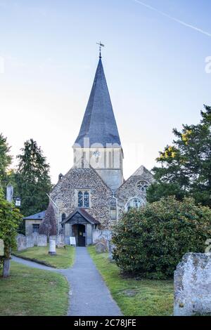 Die Pfarrkirche von St. james im Dorf Shere surrey Stockfoto