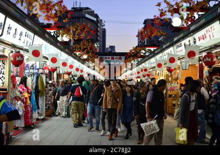 Einkaufsbummel auf Nakamise Dori - Tokio, Japan Stockfoto