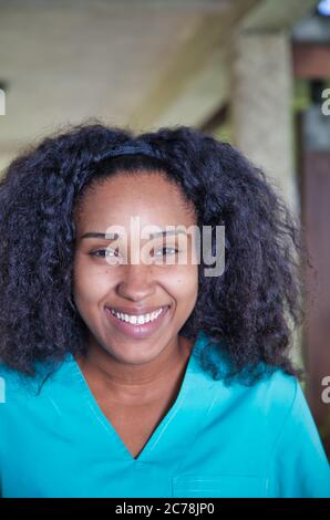 Selbstbewusste afrikanische Ärztin lächelt zur Kamera. Stockfoto