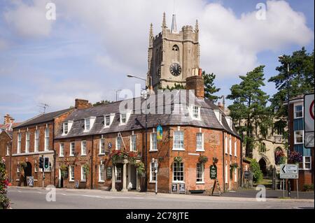 Das Castle Hotel in Devizes Wiltshire England mit Kirchturm und Uhr im Hintergrund Stockfoto