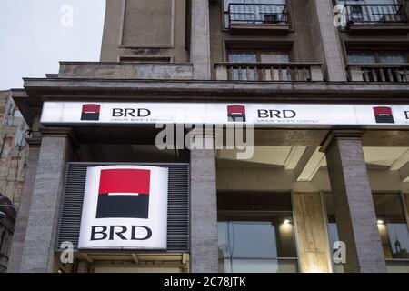 BUKAREST, RUMÄNIEN - 11. FEBRUAR 2020: BRD Bank Logo vor ihrer lokalen Bank in Bukarest. Teil der Groupe Societe Generale, ist es eine große Bank A Stockfoto