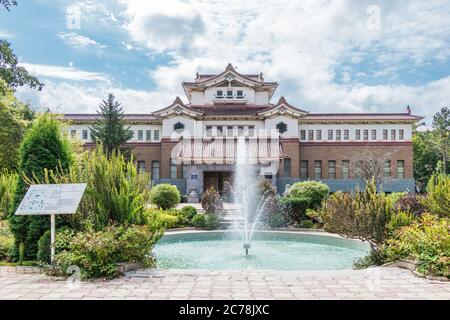Juschno-Sachalinsk, Russland - 29. August 2019. Sachalin Regionalmuseum im japanischen Gebäude von 1932. Rund um das Gebäude ist ein malerischer Park mit Stockfoto