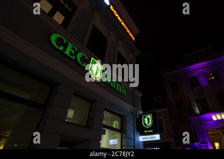 BUKAREST, RUMÄNIEN - 11. FEBRUAR 2020: Logo der CEC Bank vor einer lokalen Bank in Bukarest. Die CEC Bank, oder casa de economii si consemnatiuni, ist ein roma Stockfoto