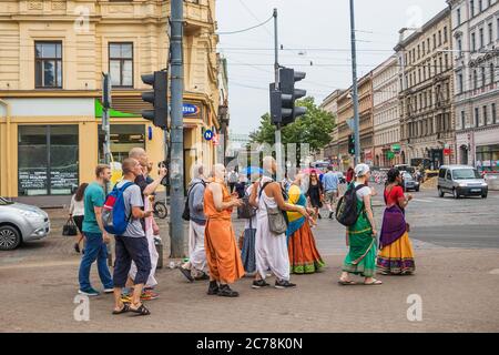 Riga, Lettland - 12. Juli 2018: Gruppe der Hare Krishna Menschen, die in den Straßen von Riga spazieren und singen Stockfoto