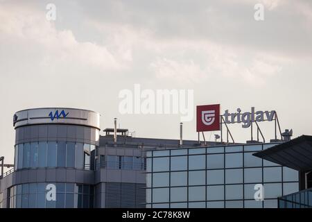 Belgrad, SERBIEN - 19. SEPTEMBER 2018: Logo des Triglav Versicherung auf ihren Sitz in Belgrad. Versicherung Triglav ist der größte slowenische c Stockfoto