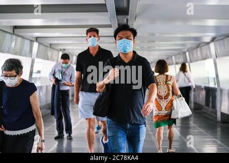 Hongkong, China. Juli 2020. Die Menschen tragen chirurgische Gesichtsmaske auf der Straße, wie Hongkong verschärfen Sammeln Einschränkungen und obligatorische Gesichtsmaske tragen auf öffentlichen Verkehrsmitteln. Kredit: Keith Tsuji/ZUMA Wire/Alamy Live Nachrichten Stockfoto