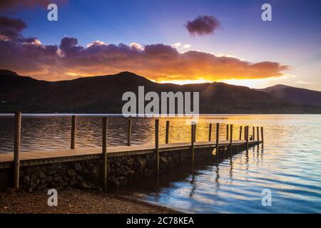 Sonnenuntergang über Derwent Water von ashness Bootssteg, Lake District, Cumbria, England, Großbritannien Stockfoto