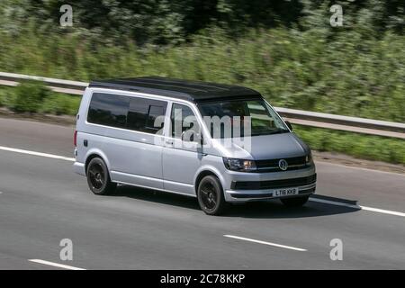 2016 Volkswagen VW Transporter T30 T-LN TDI Silver LCV Mitteldach Kombi-Van Diesel Fahren auf der M6 bei Preston in Lancashire, UK Stockfoto