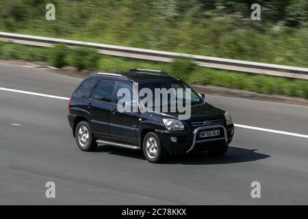 2005 KIA Sportage XS Black Car SUV Benzin Fahren auf der Autobahn M6 bei Preston in Lancashire, Großbritannien Stockfoto