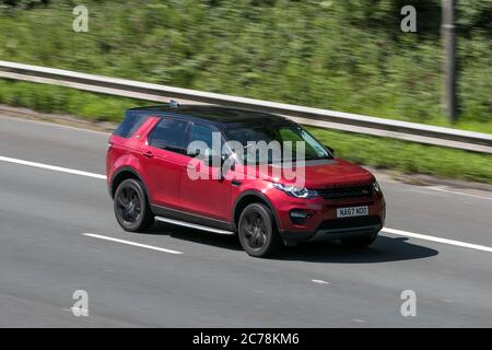 NA67NDO 2017 Discovery Sport Black HSE Red Car SUV Diesel Fahren auf der Autobahn M6 bei Preston in Lancashire, Großbritannien Stockfoto