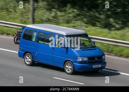 R444WEB Volkswagen VW Transporter TDI SWB Blue LCV Fahrgestell Fahrerhaus Fenstertransporter auf der M6 bei Preston in Lancashire, UK Stockfoto