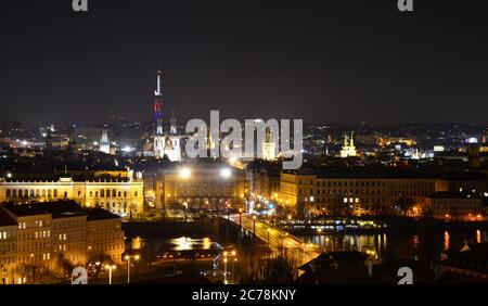 Nachtansicht der Stadt Prag von den Petrin-Gärten - Prag, Tschechien Stockfoto