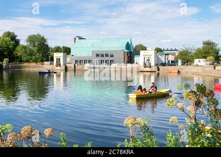 Rudern am Nottingham University Lake, Highfields Park Nottingham University Campus Nottingham Nottinghamshire England Großbritannien GB Europa Stockfoto