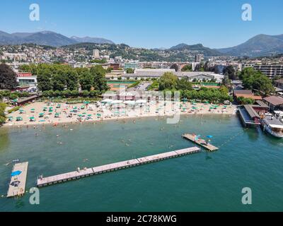 Blick auf den öffentlichen Strand von Lugano in der italienischen Schweiz Stockfoto