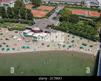 Blick auf den öffentlichen Strand von Lugano in der italienischen Schweiz Stockfoto