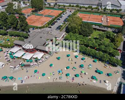 Blick auf den öffentlichen Strand von Lugano in der italienischen Schweiz Stockfoto