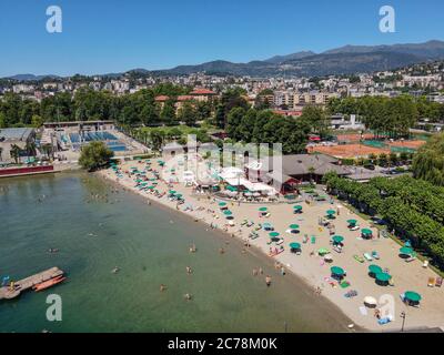 Blick auf den öffentlichen Strand von Lugano in der italienischen Schweiz Stockfoto